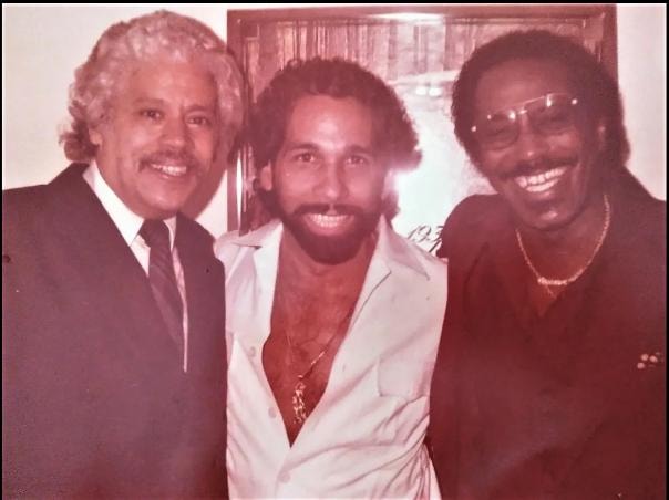 Jesse Ramírez junto a músicos de salsa