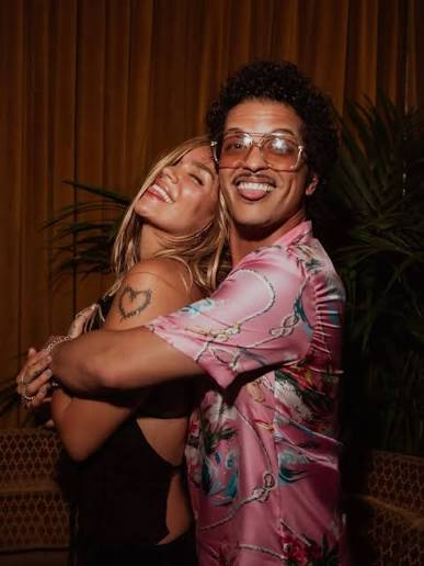 Así habría reaccionado Feid al video de Karol G junto a Bruno Mars: “Tenías tu guardado mientras yo estaba de gira” Así habría reaccionado Feid al video de Karol G junto a Bruno Mars: “Tenías tu guardado mientras yo estaba de gira”